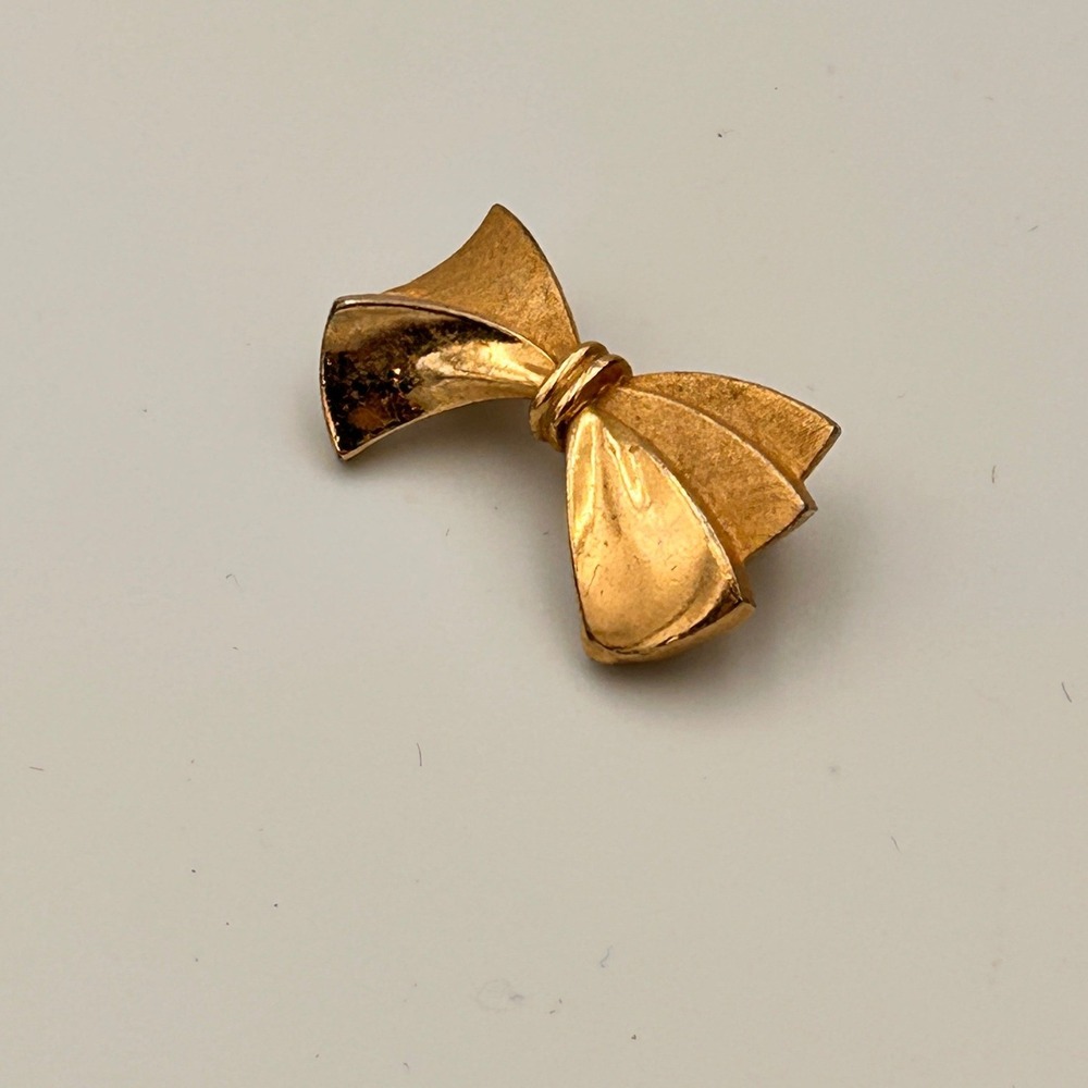 Vintage Gold Tone Bow Brooch Small Ribbon Lapel Pin Textured Finish Accessory - Picture 2 of 8